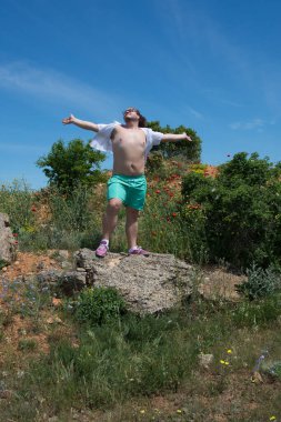 İş ve tatil. Bilgisayarda çalışan komik şişman adam. 