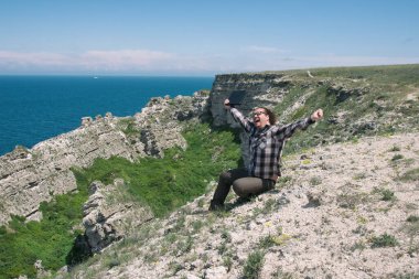 İş ve tatil. Bilgisayarda çalışan komik şişman adam. 