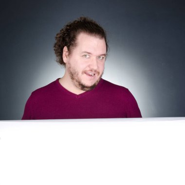 Yeni bir fikir. İş ve çekici bir adam.