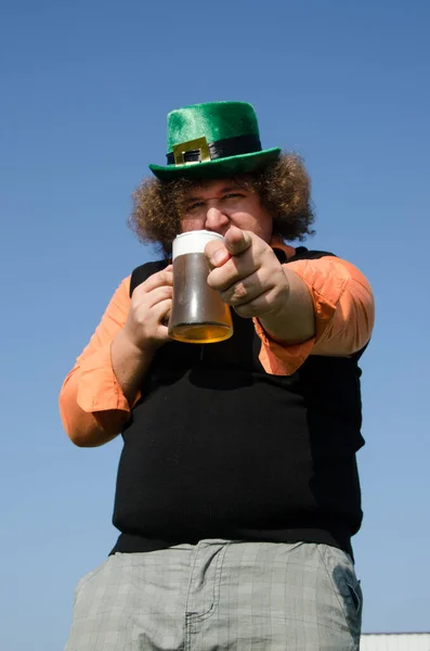Divertente Ragazzo Grasso Sta Bevendo Birra — Foto Stock