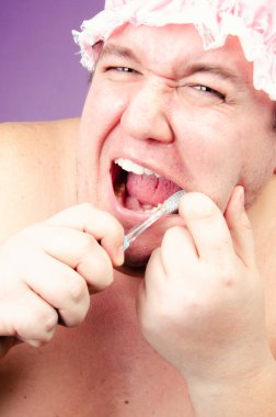 Duşta hijyen. Komik şişman adam dişlerini fırçalıyor..