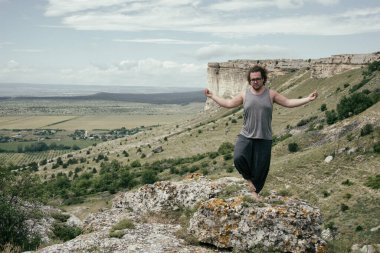 Özgürlük için. Bir adam dağlarda dinleniyor..