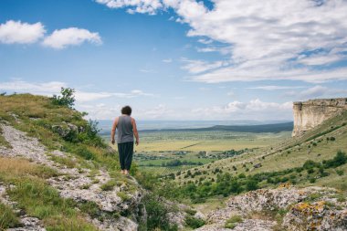 Özgürlük için. Bir adam dağlarda dinleniyor..