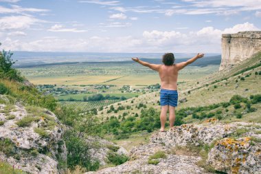 Özgürlük için. Bir adam dağlarda dinleniyor..