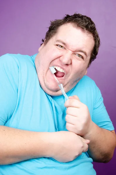 シャワー中の衛生状態 変な太った男が歯をブラッシングしてる — ストック写真