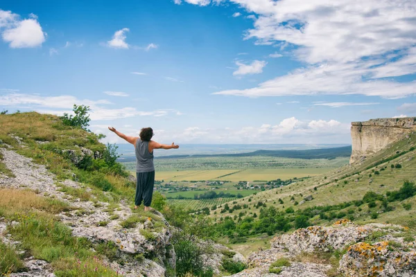Özgürlük için. Bir adam dağlarda dinleniyor..