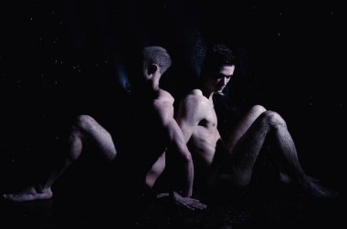 İki atletik ıslak adam. Sevgi. Siyah arkaplan.