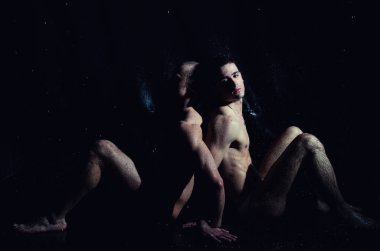 İki atletik ıslak adam. Sevgi. Siyah arkaplan.