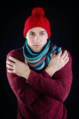 Genç çekici adam sıcak bir içki içiyor.. 