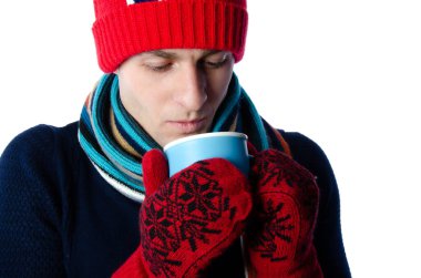 Genç çekici adam sıcak bir içki içiyor.. 