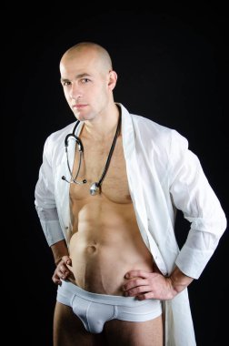 Beyaz önlüklü atletik seksi doktor.