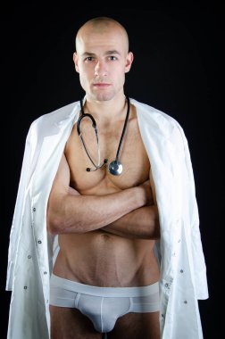 Beyaz önlüklü atletik seksi doktor.