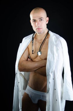 Beyaz önlüklü atletik seksi doktor.