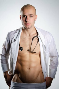 Beyaz önlüklü atletik seksi doktor.