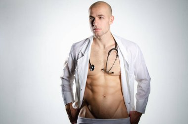 Beyaz önlüklü atletik seksi doktor.