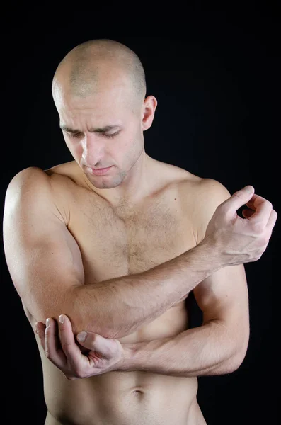 魅力的な男と健康上の問題 病気の肘 — ストック写真