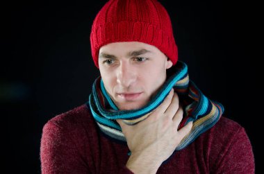 Genç çekici adam sıcak bir içki içiyor..