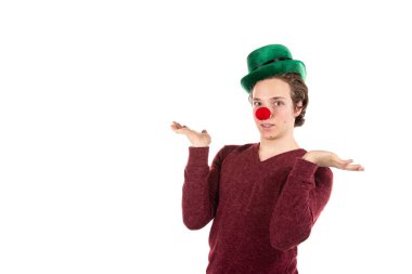 Genç, komik adam. Doğum günü Palyaçosu.