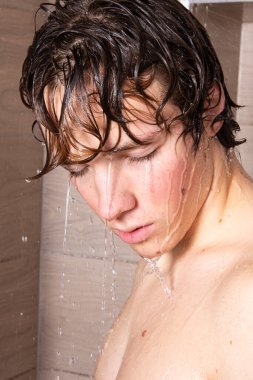 Duştaki genç yakışıklı adam..