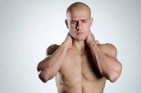 首が痛い 魅力的な男と健康上の問題 — ストック写真