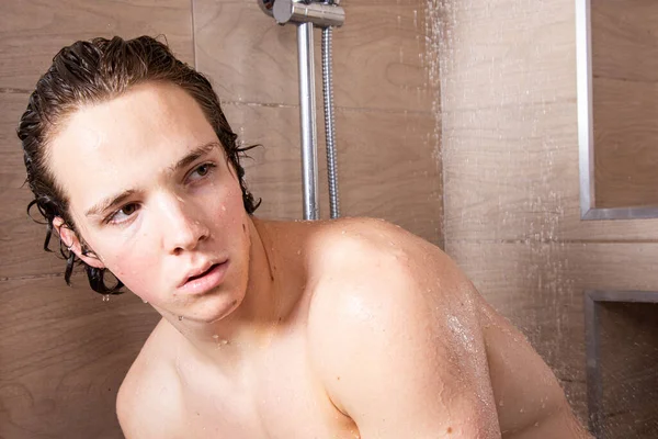 Jeune Beau Mec Sous Douche — Photo