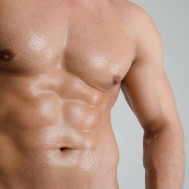 Duştan sonra genç ve çekici bir adam..