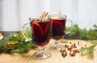 Baharatlı şarap ve sıcak kış içecekleri. Yıldız anason, tarçın