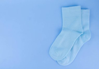 Mavi arka planda mavi çoraplar. Renkli bir arka planda çoraplar
