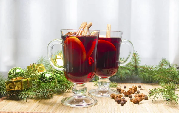 Christmas mulled wine with cinnamon and orange — Stock Photo, Image