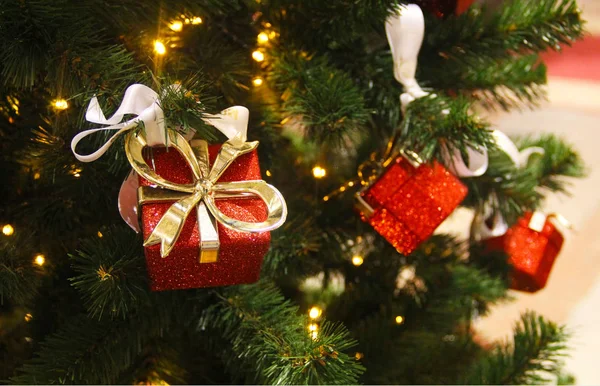 Vánoční ozdoba stromku. Hračky na vánočním stromě. Selektivní zaměření. — Stock fotografie