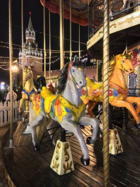 Moskova 'da çok güzel dekore edilmiş bir kavşak. Moskova 'da atlı karınca. Atlı karınca.