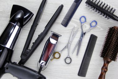 Siyah arka planda profesyonel kuaför araçlarının tam çerçevesi