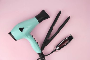 Sol tarafta fotokopi alanı olan profesyonel kuaför aletleri ve aksesuarlar