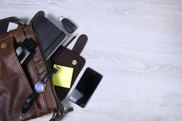 Bolsa aberta dos homens, acessórios dos homens. Espaço para SMS. As coisas caíram do saco. . — Fotografia de Stock