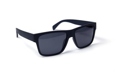 Beyaz arkaplanda renkli gözlük.