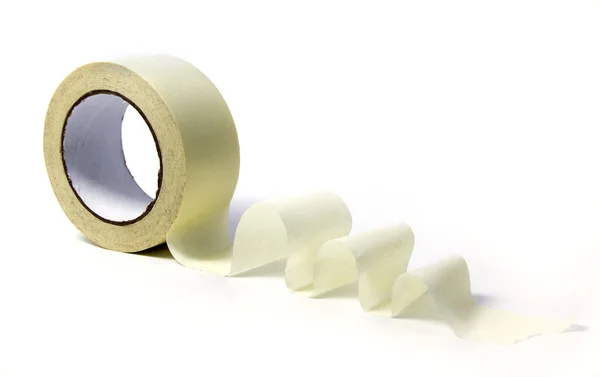 Un rollo de cinta adhesiva sobre un fondo blanco. Rollo de cinta adhesiva en blanco —  Fotos de Stock