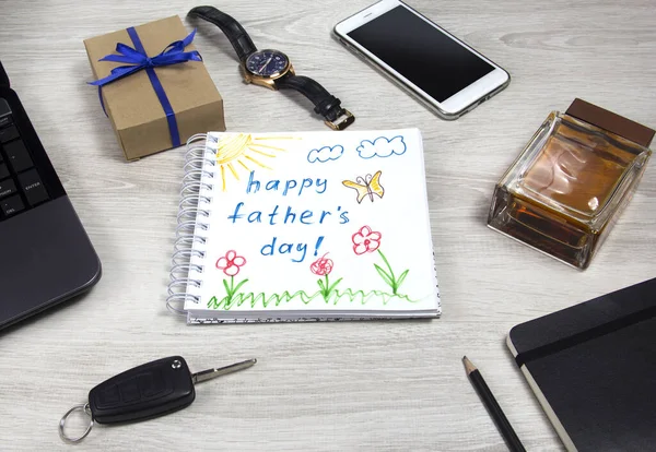 Napis Happy Father Day Laptopem Notebookiem Filiżanką Kawy Drewnianym Tle — Zdjęcie stockowe