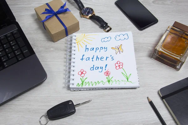 Napis Happy Father Day Laptopem Notebookiem Filiżanką Kawy Drewnianym Tle — Zdjęcie stockowe