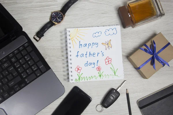 Napis Happy Father Day Laptopem Notebookiem Filiżanką Kawy Drewnianym Tle — Zdjęcie stockowe