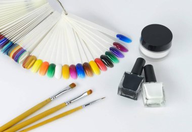 Lekelerin renk düzenini belirle. Donanım, budanmış manikür ve jöle cilası. Manikür ve pedikür ekipmanları..