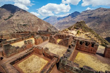 Pisac Inca alanı, antik harabeler ve teraslar. Peru 'nun kutsal vadisinde.