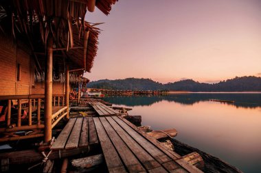 Khao Sok Milli Parkı 'nda yüzen bungalovlar Cheow Lan Gölü ve gün doğumunda dağlar, Tayland.