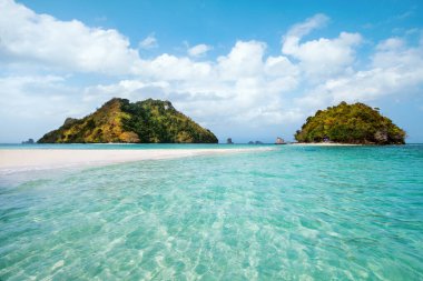Krabi 'deki Four Island turunun bir parçası olan Tup Adaları' ndaki kristal berrak su. Ao Nang, Tayland.