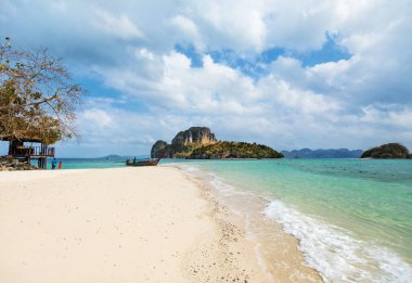 Krabi 'deki Four Island turunun bir parçası olan Tup Adası' nda berrak mavi suları olan beyaz kumlu bir sahil. Ao Nang, Tayland.
