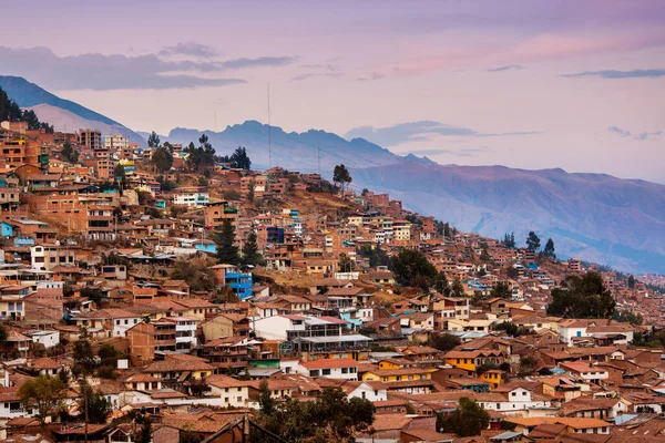 Cusco şehrinin arka planında Sunset, Peru 'da Atlılar var..