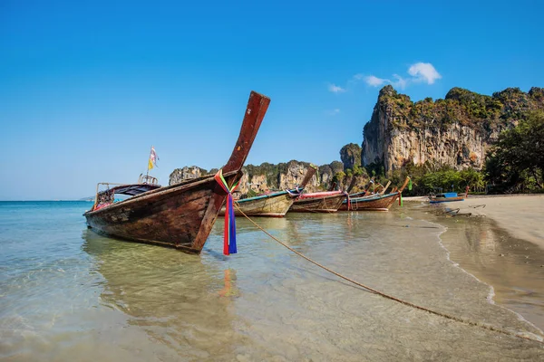 Mavi Suyu Olan Güzel Beyaz Kumsal Krabi Deki Railay Sahili — Stok fotoğraf