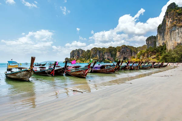 Krabi 'de geleneksel uzun kuyruklu tekneleri ve uçurumları olan ünlü Railay Sahili. Ao Nang, Tayland.