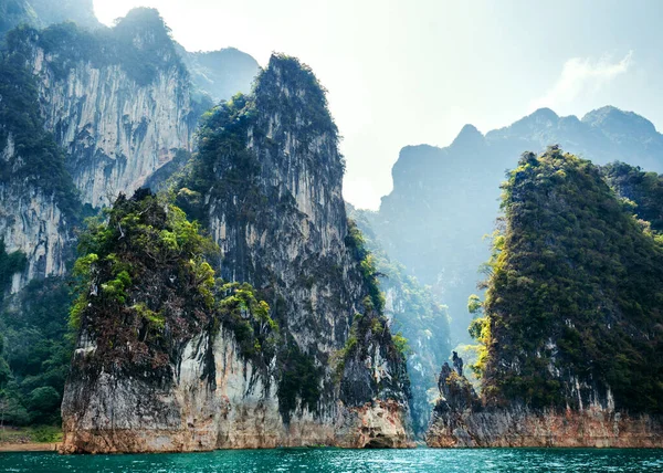 Khao Sok Ulusal Parkı 'ndaki Karst uçurumları, Tayland.