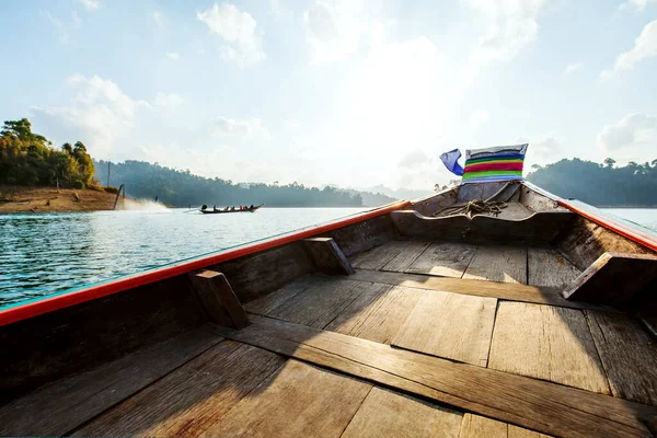 Khao Sok Milli Parkı Cheow Lan gölü üzerinde Ahşap geleneksel Tay longtail tekne, Tayland
