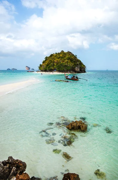Krabi 'deki Four Island turunun bir parçası olan Tup Adaları' ndaki kristal berrak su. Ao Nang, Tayland.